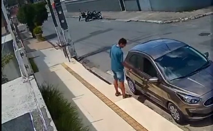 Momento do assalto ao veículo