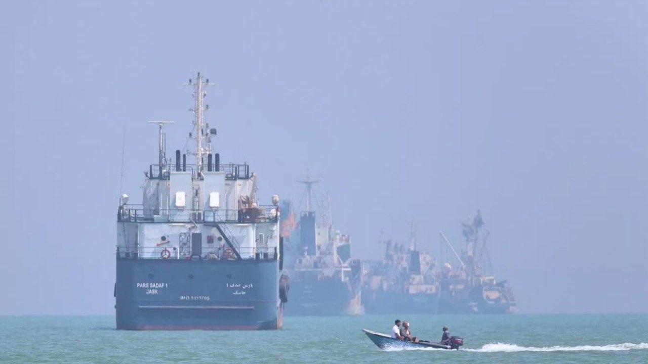 Irã informa que navio-tanque atingiu minas ao tentar passar pelo estreito de Ormuz