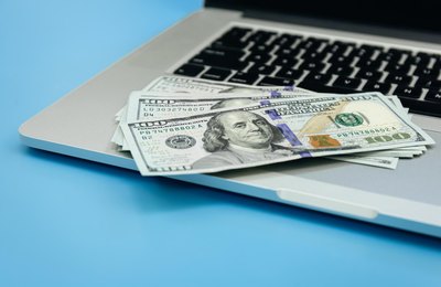 Dólar em queda, como isso impacta a população, os investidores e os viajantes?