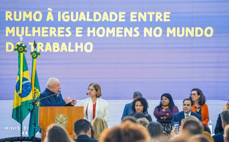 Presidente sanciona lei que determina igualdade salarial entre homens e mulheres