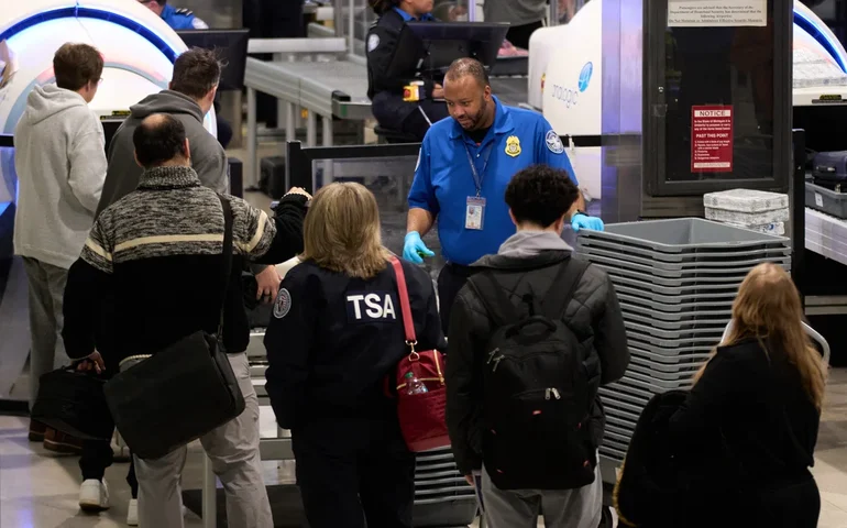 Agentes da TSA estão trabalhando sem remuneração em aeroportos dos EUA devido a outra paralisação