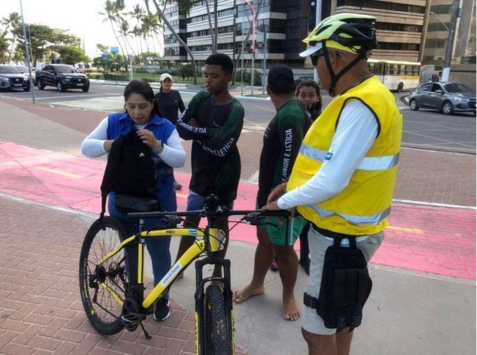 Equipe do Ronda no Bairro recupera bolsa furtada na orla de Ponta Verde