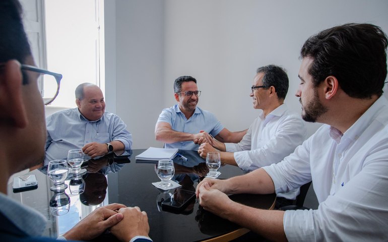 Governador reúne gestores e garante repasses da Sesau para Uncisal