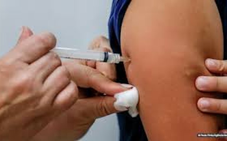 Nísia não prevê vacinação em massa contra dengue em 2025: 'Ainda não será a solução'