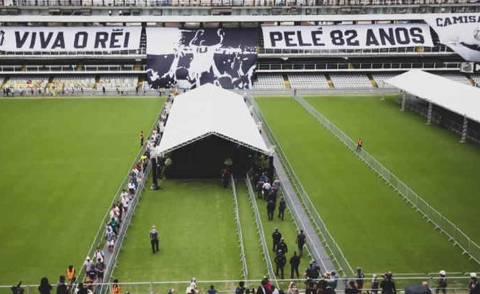 Corpo de Pelé é velado na Vila Belmiro