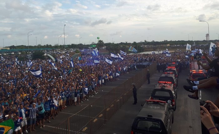 Multidão foi às ruas dar boas-vindas aos jogadores do CSA -  Foto: Mauricio Manuel