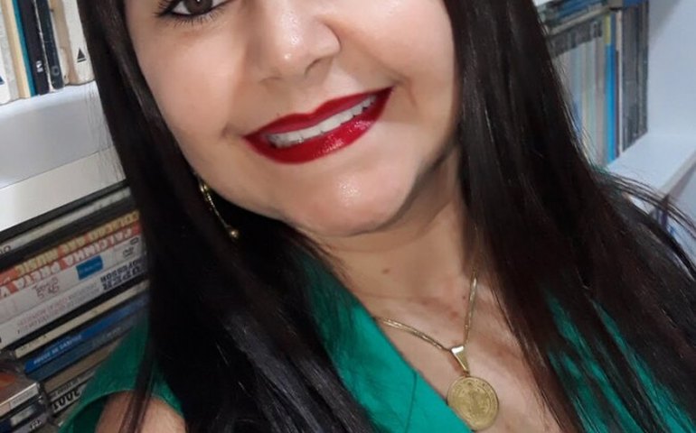 Professora dá exemplo de amor à educação e solidariedade