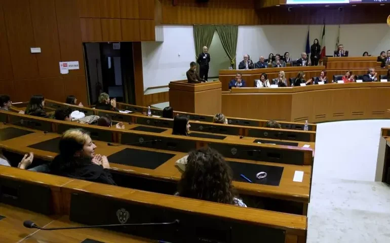 Homem é condenado a quase 10 anos por estuprar e filmar mulheres na Itália