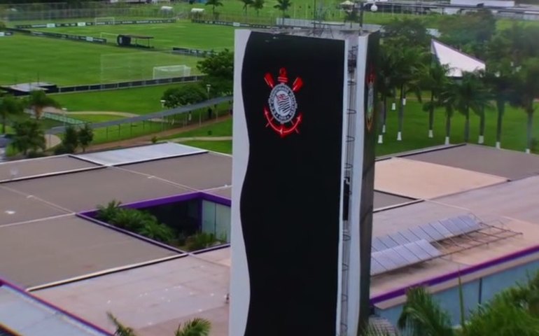 Torcida organizada do Corinthians protesta no CT e cobra elenco por má fase