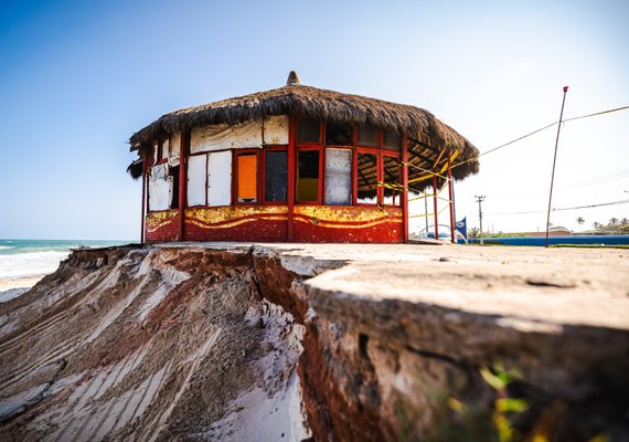 Com risco de desabamento, barraca na Praia do Sobral é interditada pela Defesa Civil