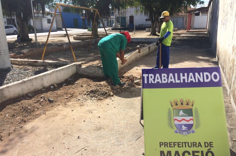 Serviços da Prefeitura de Maceió recuperam praça no Santos Dumont