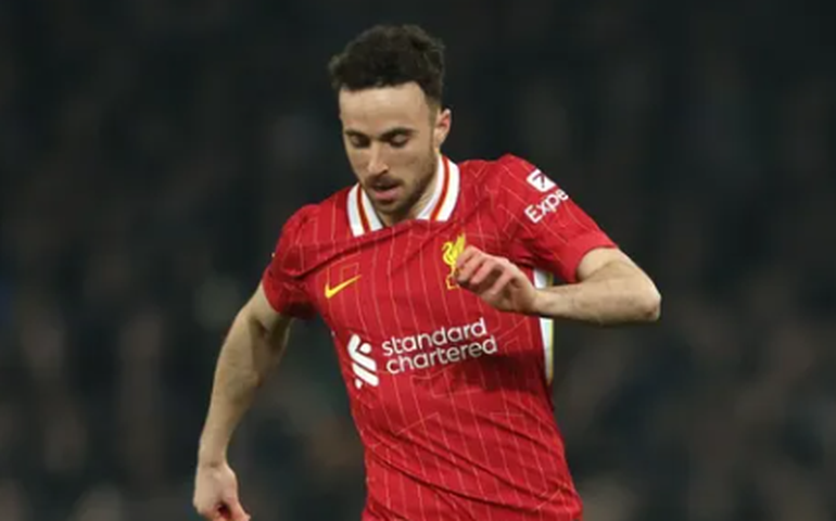 Lamborghini de Diogo Jota teve pneu furado, saiu da estrada e pegou fogo, dizem autoridades