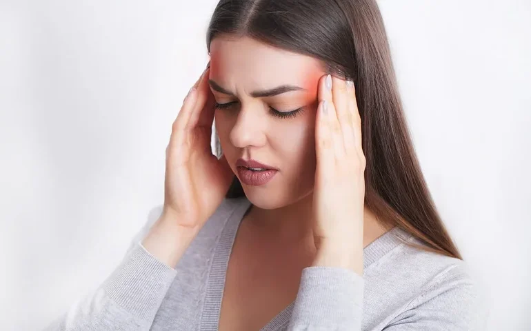 Maio Roxo alerta: enxaqueca afeta milhões de brasileiros e vai além de uma simples dor de cabeça