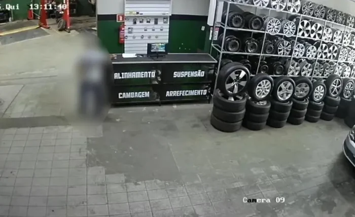 O suspeito foi filmado por câmeras de monitoramento enquanto levava itens como celulares