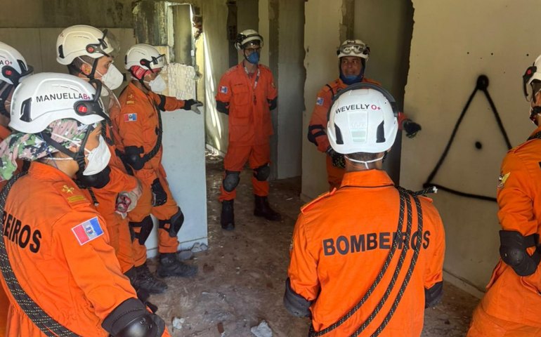 Cadetes do Corpo de Bombeiros participam de prática de busca e resgate em estruturas colapsadas