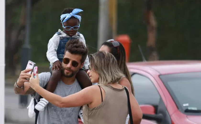 Bruno Gagliasso passeia com Titi, é tietado nas ruas, mas evita mostrar rosto da filha em selfie