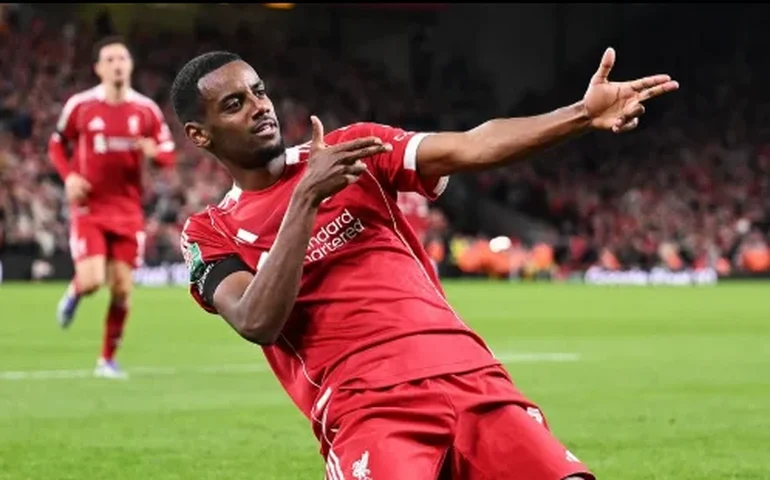 Isak, contratação mais cara do Liverpool, sofre grave lesão e preocupa clube e Suécia