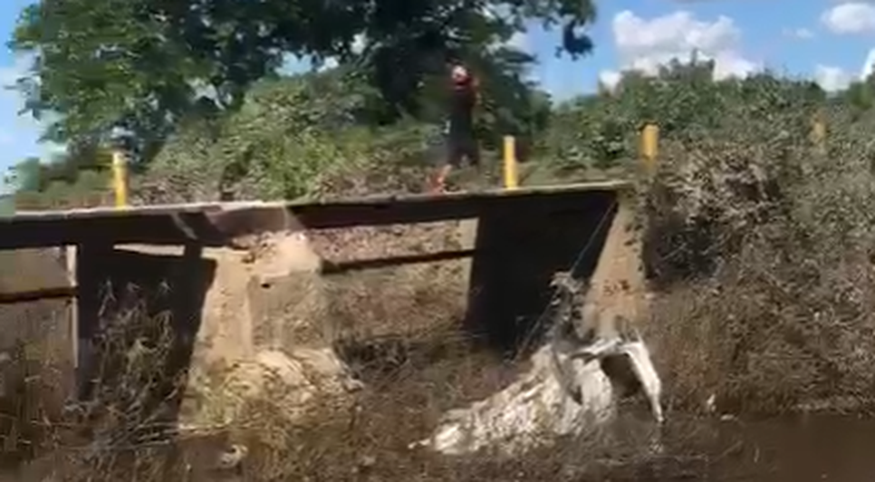 Carro cai de ponte usada como desvio após desabamento na Rodovia SE-290 em Tobias Barreto