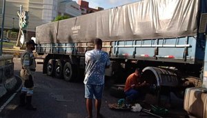 Carreta apresentou falha mecânica em alça do viaduto do DIA, em Aracaju / Foto: Foto: SMTT