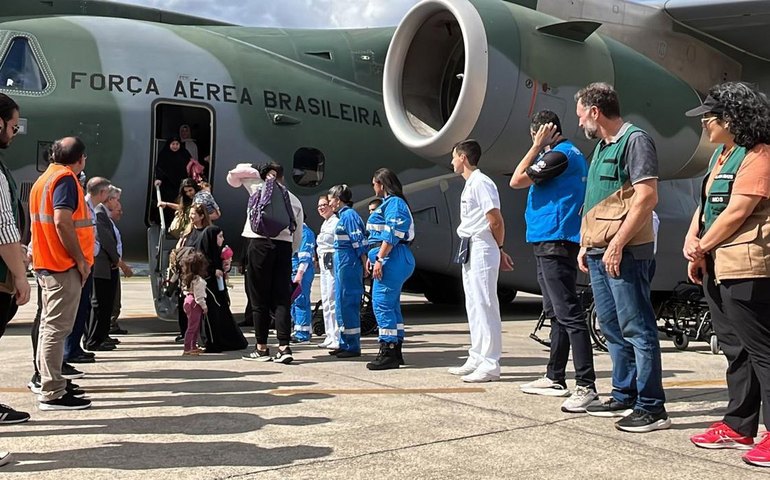 Oitavo voo com brasileiros repatriados do Líbano chega ao país