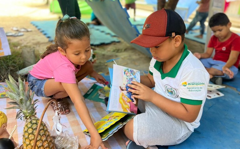 Alunos da rede municipal de Branquinha participam de projetos de literatura e iniciam aulas de Capoeira