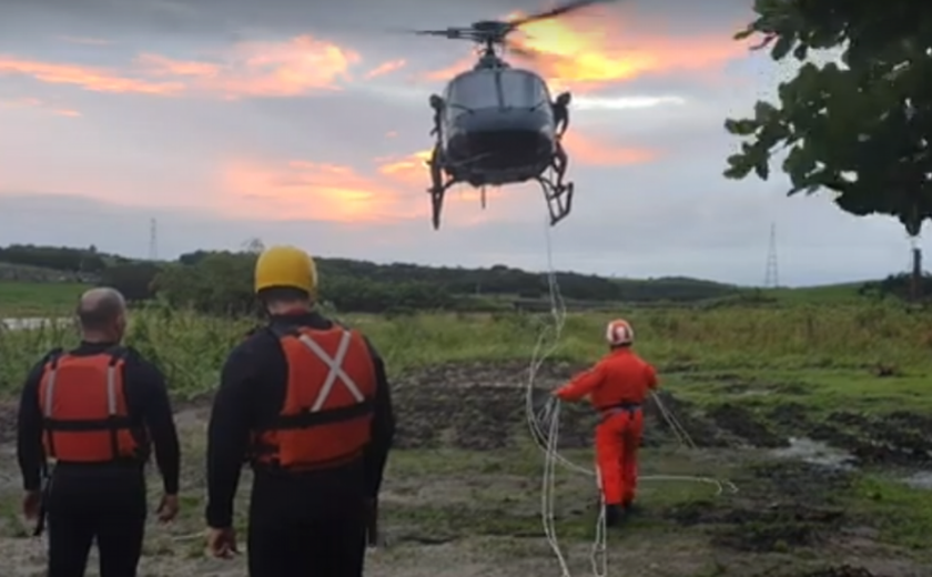 Idoso é resgatado por helicóptero após ficar ilhado durante cheia do Rio Paraíba, em Capela