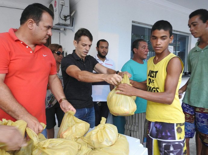 Paripueira faz doação de quatro toneladas de peixe e de arroz