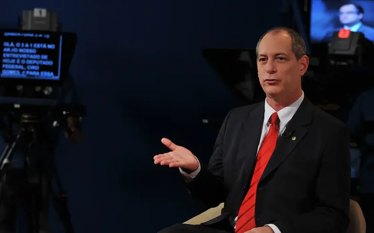 Ex-ministro de FHC apresenta representação para impugnar filiação de Ciro Gomes ao PSDB