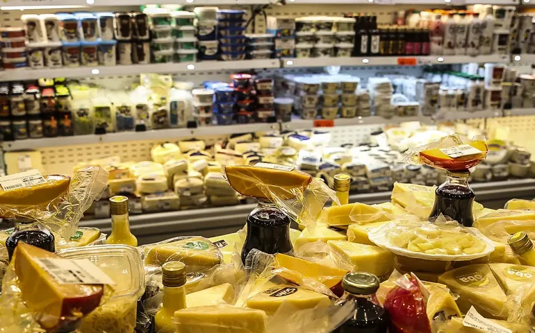 Vendas no comércio recuam 1% em junho, diz IBGE