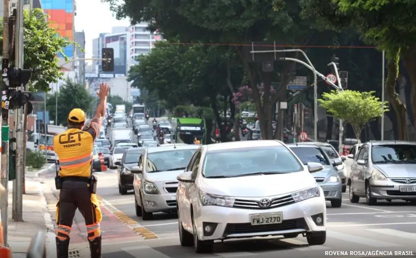 Funcionário da CET em serviço é preso por embriaguez ao volante após bater viatura