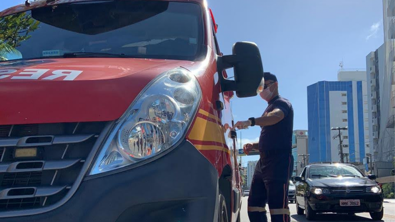 Corpo de Bombeiros socorrem vítima de atropelamento na Ponta Verde