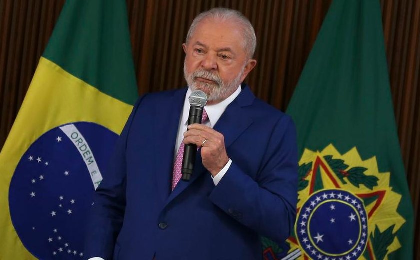 Lula anuncia salário mínimo de R$ 1.320 e aumento da faixa de isenção do Imposto de Renda