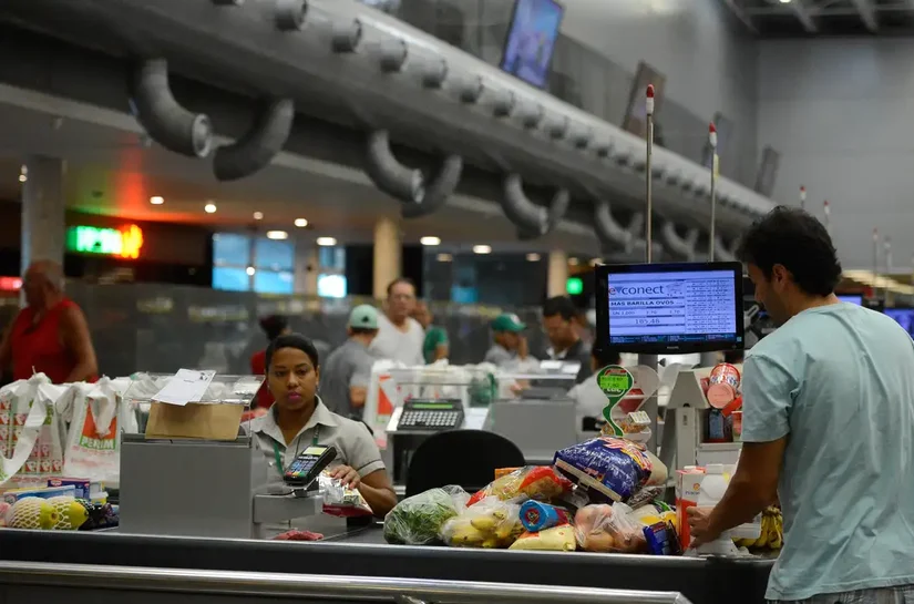 Governo adia por 90 dias regra sobre trabalho no comércio em feriados