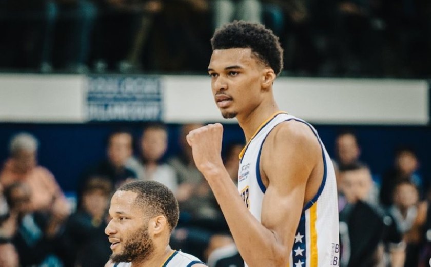 Wembanyama estreia com derrota na NBA e é ofuscado por Doncic; Heat e Boston vencem