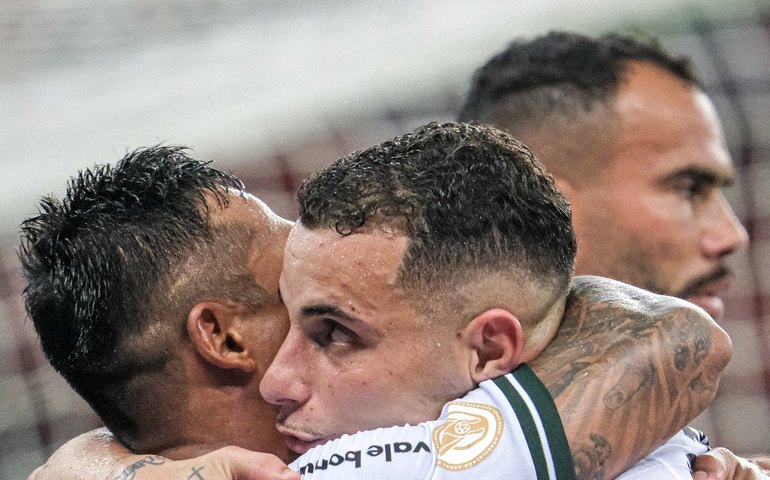 Inter perde para Coritiba em jogo com 4 pênaltis e expulsão mais rápida do Brasileirão