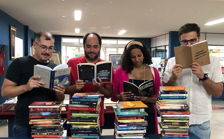 Biblioteca Municipal recebe doação de 105 novos livros arrecadados por grupo de leitura