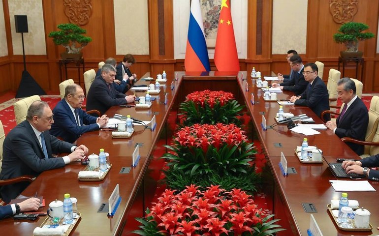 Relações China-Rússia são as 'mais estáveis e maduras' do mundo moderno, afirma chanceler chinês