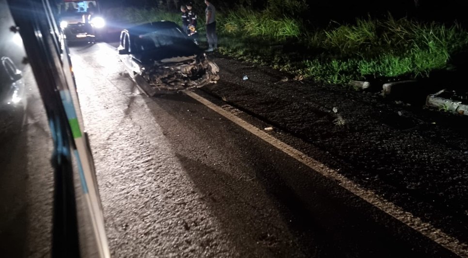Homem morre e mulher fica ferida após carro colidir com árvore na Grande Aracaju