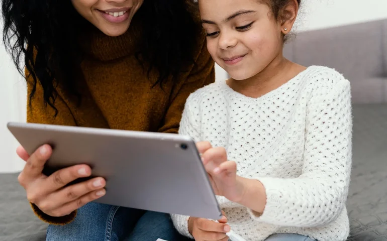 A Lei Felca expõe a pergunta que o Brasil adiou por anos: quem é responsável pela infância na internet?