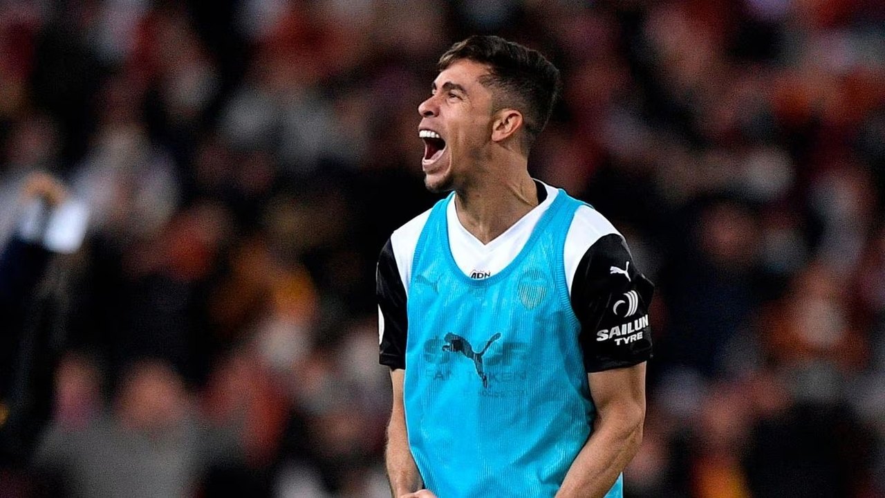 Zagueiro do Valencia exalta clima da torcida e nega insultos raciais contra Vini Jr.