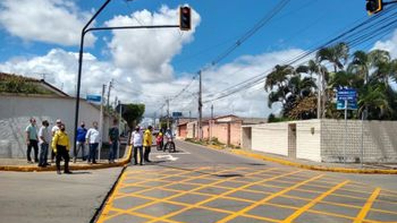 SMTT Arapiraca instala semáforo em cruzamento no bairro Primavera