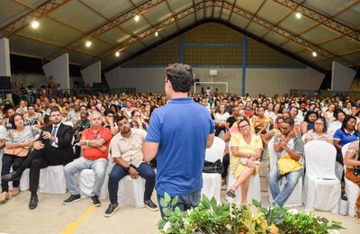 Prefeito Marcelo Beltrão reúne beneficiários para discutir sobre o abono em Coruripe