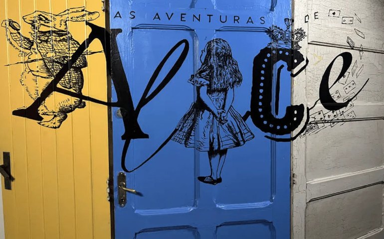 Exposição promove mergulho no mundo onírico de Alice