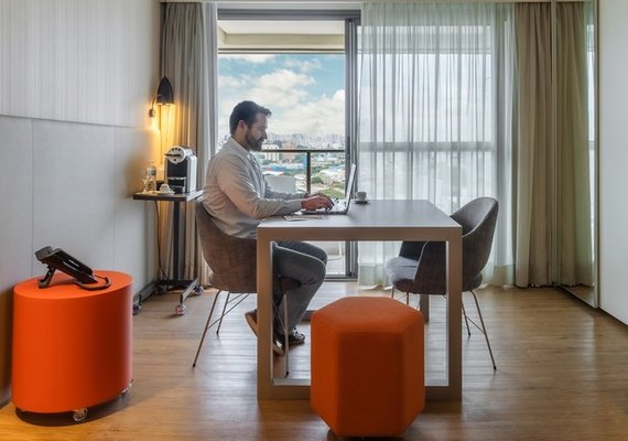 Quartos de hotéis viram escritórios em meio à crise