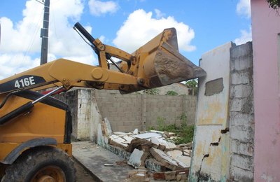 Prefeitura de Campo Alegre realiza a demolição de mais 23 casas para reconstrução pelo Minha Casa Renovada