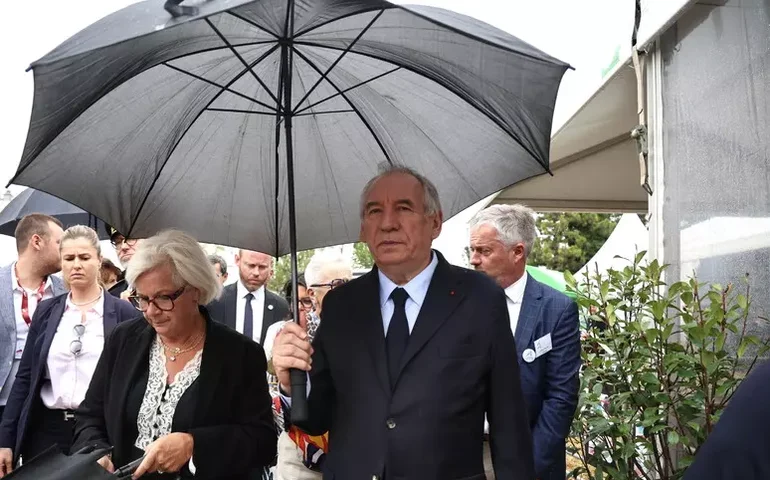 Premiê francês acusa Itália de 'dumping fiscal'; governo reage