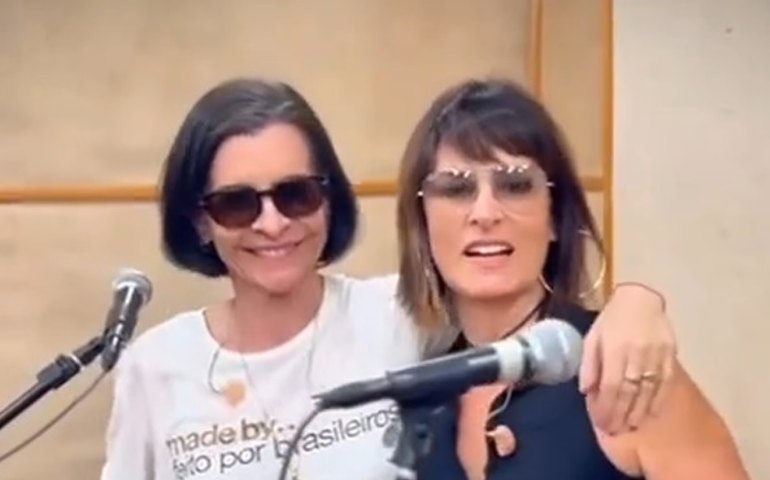 Marina Lima e Fernanda Abreu se beijam em show no festival Coala