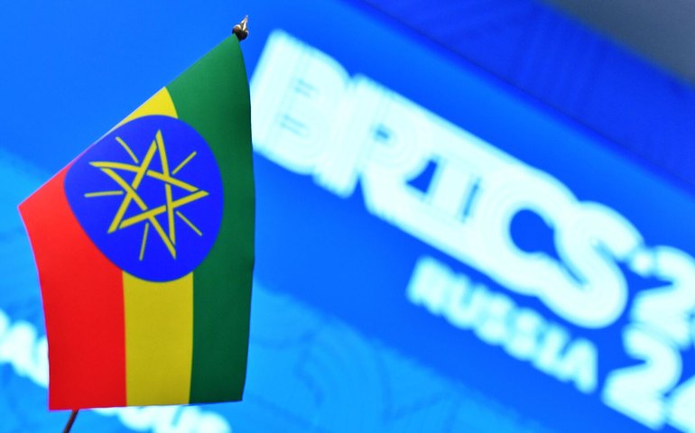 Peru deveria integrar os BRICS, defende candidato à presidência Roberto Sánchez à Sputnik