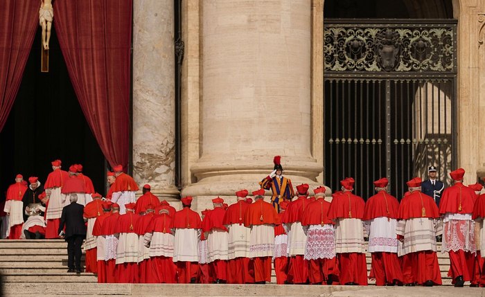 Fumaça branca: conclave bate o martelo e escolhe o novo Papa