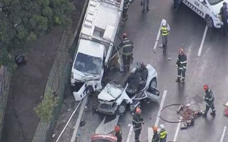 Duas pessoas morrem e três ficam feridas em acidente entre carro e caminhão em SP